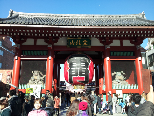 雷門 (風雷神門) 天慶5年(942)に平公雅によって創建。現在の門は、昭和35年に松下幸之助氏の寄進により復興再建された