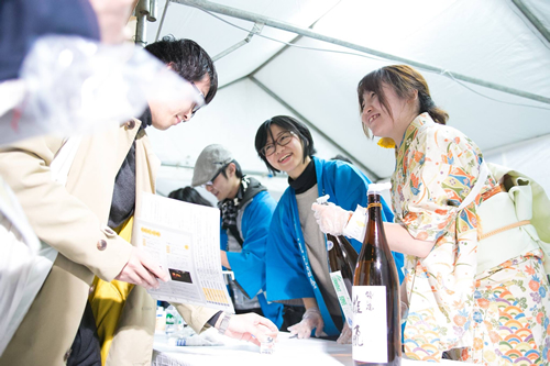 全47都道府県の代表的な日本酒250種以上の飲み比べができる「黄葉見SAKE2015」