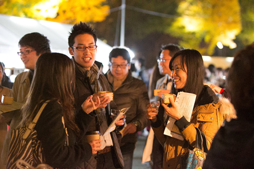 秋の夜長は伝統の神社でライトアップと日本酒を楽しみながら
