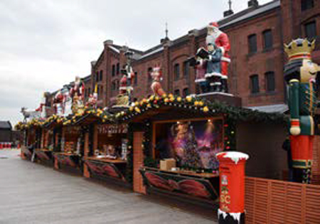 本場ドイツから取り寄せた人形やクリスマスの装飾が施されたヒュッテ(屋台)