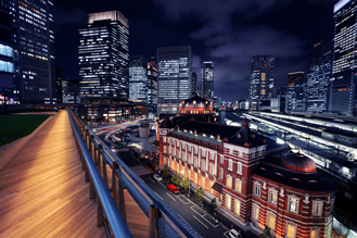 6F　屋上庭園「KITTEガーデン」の夜景　右はJR東京駅