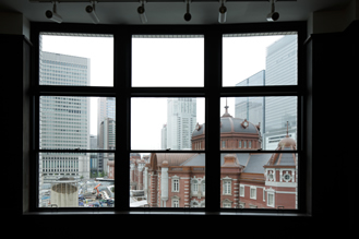 4F　旧東京中央郵便局長室 窓の向こうにはJR東京駅舎が見える